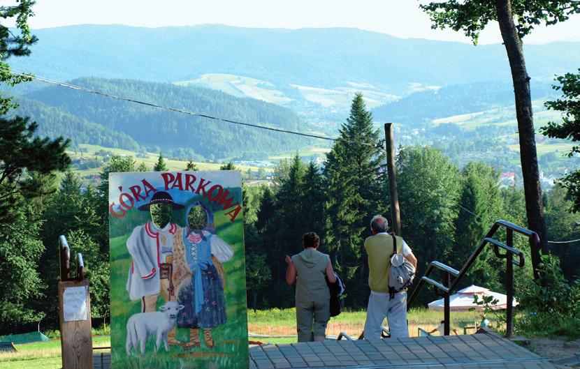Panorama z Góry Parkowej jej drugą stronę i znowu wjeżdżamy na śródleśną żwirową drogę.
