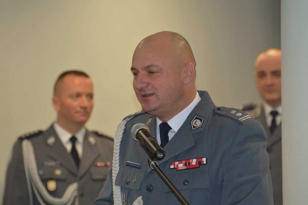 STRONA 2 W latach 2000-2006 pełnił służbę w Komendzie Powiatowej Policji w Nowym Dworze Mazowieckim. Ukończył studia w zakresie profilaktyki społecznej i resocjalizacji w 2004 r.