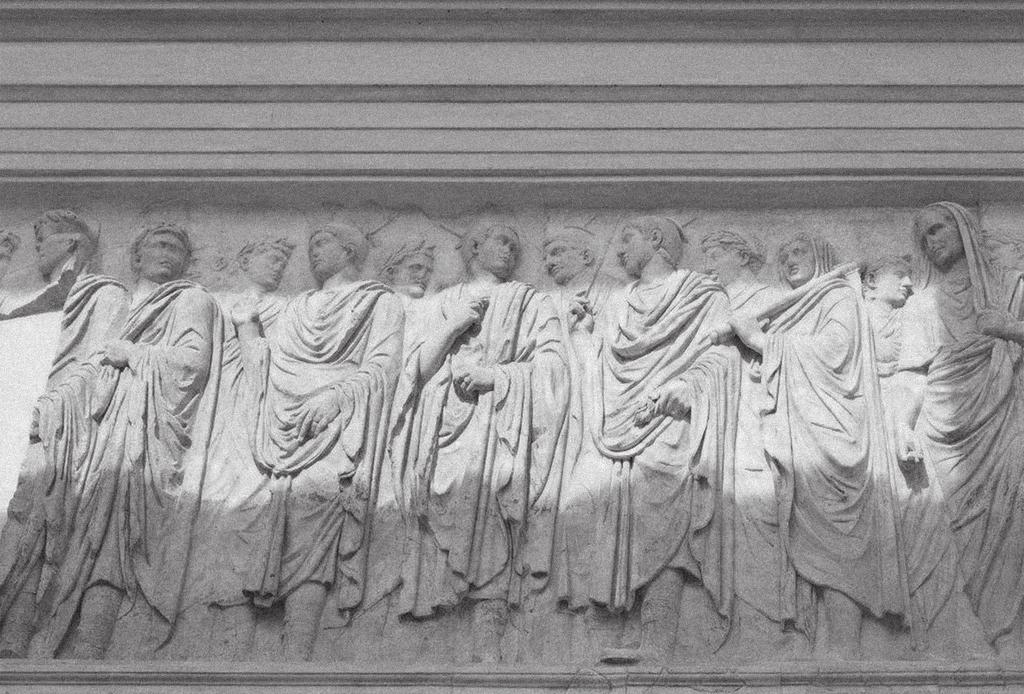 ZOFIA KACZMAREK, STRÓJ KAPŁANA W STAROŻYTNYM RZYMIE Ryc. 5. Procesja kapłanów na Ara Pacis. Wyraźnie widać wyróżniających się nakryciem, fot. Z.