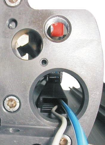 Prowadnica łańcuchowa podłączeń elektrycznych Z jednej strony jednostki istnieje możliwość podłączenia prowadnicy łańcuchowej pod pokrywą poprzeczną.