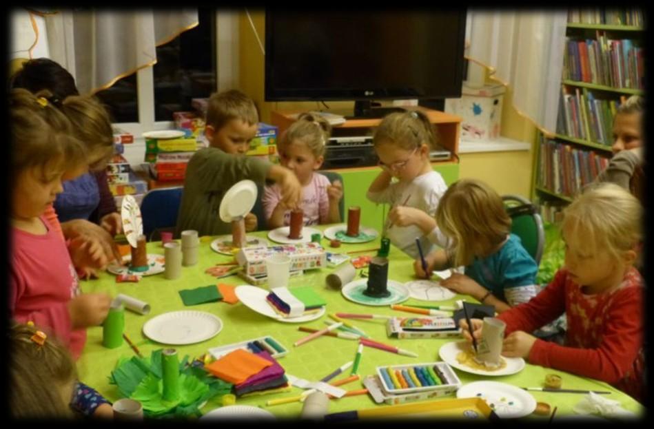 Jesienne inspiracje Dnia 30 października w bibliotece GOKiS odbyło się kolejne spotkanie dla dzieci z cyklu Podróże w dziecięcy świat.