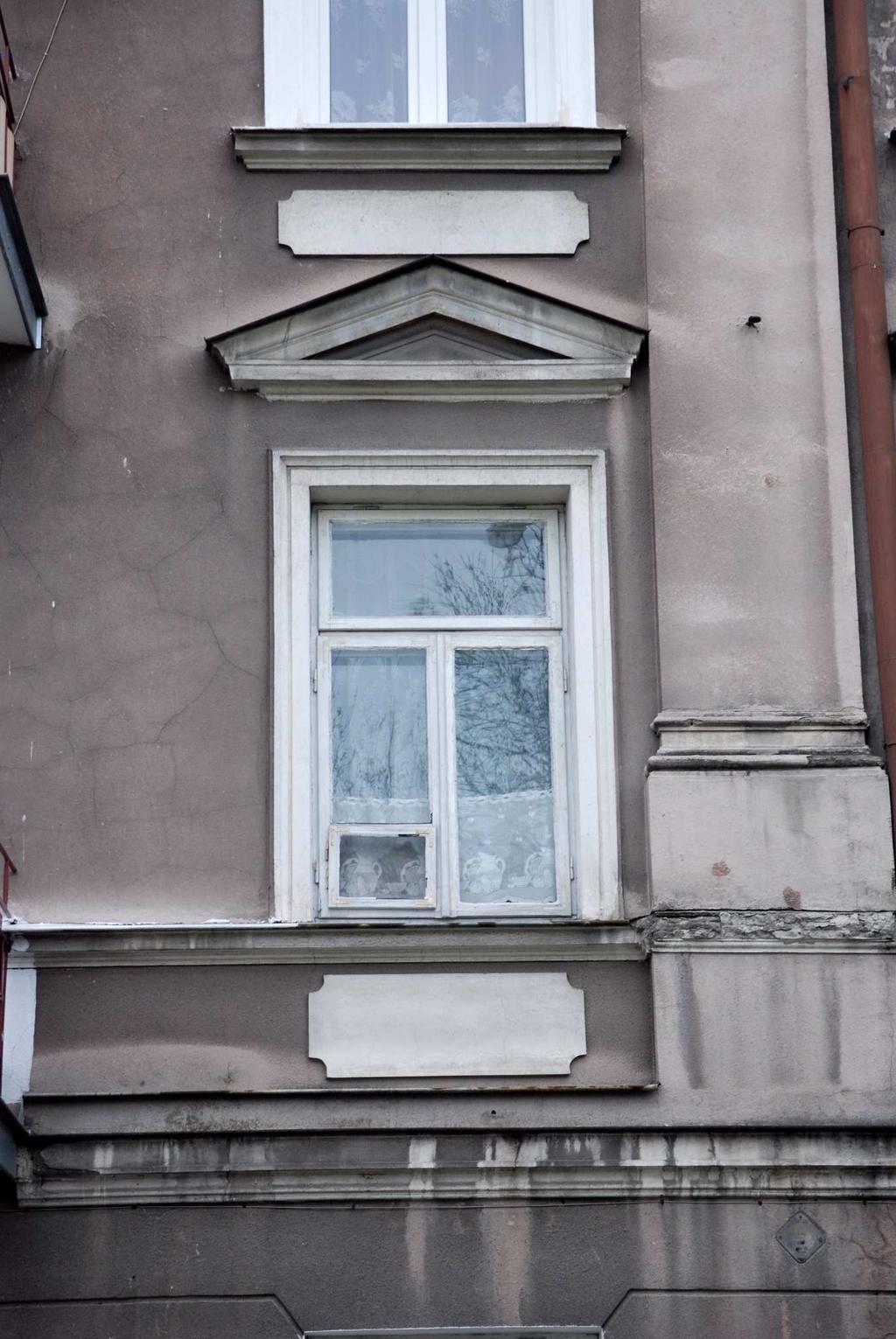 Fragment fasady z oknem,
