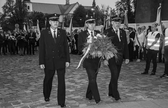 Delegacja Regionalnej Sekcji Kolejarzy NSZZ Solidarność w Krakowie składa kwiaty pod Krzyżem Katyńskim po Mszy św. na Wawelu z okazji powstania Solidarności 31 sierpnia.