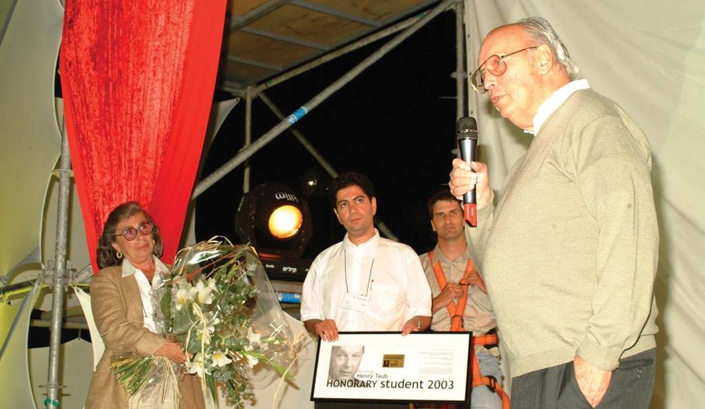 כל הסובבים את הנרי טאוב מציינים את היותו איש משפחה מסור. טאוב מגיע לכל מקום עם רעייתו מרילין, שהיא אשת סודו וחברתו הטובה ביותר. נדיר, אומרים ותיקי הפקולטה, שהוא יופיע או יקבל החלטה משמעותית בלעדיה.