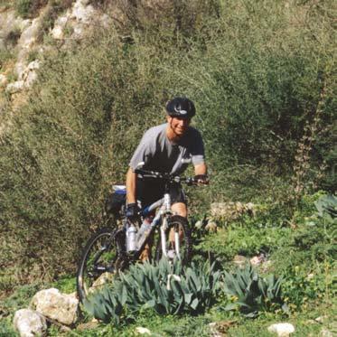 "טיולי האופניים התחילו אמנם כצורך ספורטיבי של אנשים שרוב היום יושבים מול מחשב, אך הם קיבלו מימדים נוספים של ניווט והכרת הארץ שלא דרך חלון המכונית.