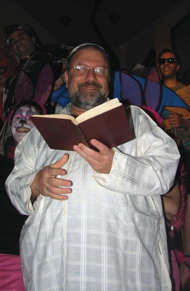 כמו נסיקת מחירי טיסות בחגים, קילוגרמים בין דיאטות, איומי שביתה בתחילת שנת הלימודים, והבטחות הפוליטיקאים ערב בחירות, כמו כל מסורת - שמעצם היותה מסורת היא חמימה ומנחמת וטרחנית ובלתי-מתפשרת - שבה ועלתה