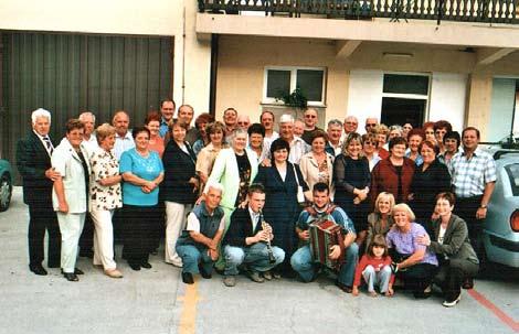 SREBRNE NITI S SREČANJA UPOKOJENCEV V KOMPOLAH Srečanje članov našega društva, ki je bilo 8. 8. 27 organizirano v»gajski hosti«v Kompolah, je za nami.