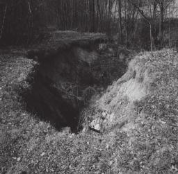 Ryc. 2. Rozcięcie erozyjne marzec 1999 r (fot. K. Bialik) Fig.2. Erosional dissection March 1999 (phot. K. Bialik) natężeniem głównie jednodniowych ulewnych opadów burzowych i niewielką ich częstotliwością.