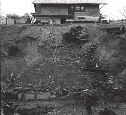 Ryc. 3. Podcięcie zboczowe marzec 1999 r. (fot. K. German) Fig. 3. Slope undercutting March 1999 (phot. K. German) dania.