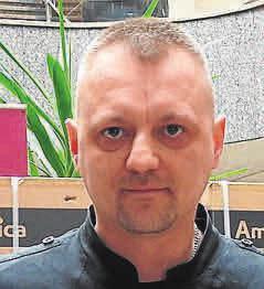Jest członkiem Związku Polskich Artystów Plstyków okręgu wrszwskiego. M swoje studio fotogrficzne i Glerię Kretywną, w której pomg prezentowć swoje tlenty młodym twórcom.