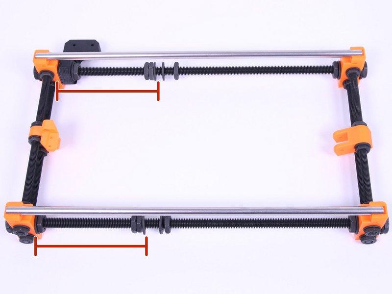Step 11 Ustawienie długości ramy osi Y Umieść dwa pręty liniowe 8 mm o średniej długości w ramie