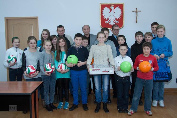 I miejsce w Turnieju Wiedzy Pożarniczej Wszyscy uczestnicy konkursu, a w środku Natalia trzyma rolki Opr.