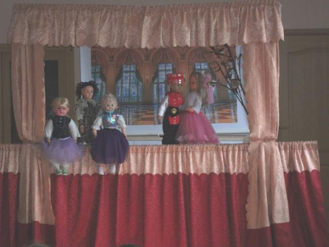 Teatrzyk KOPCIUSZEK 29 kwietnia bieżącego roku w naszej szkole wystąpił teatrzyk kukiełkowy pt."kopciuszek". Opowiadał on o dziewczynie, która ciężko pracowała u swej macochy.