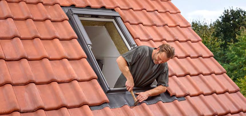 zajmuje się przygotowaniem konstrukcji dachu i montażem nowego okna zgodnie z instrukcją montażu.