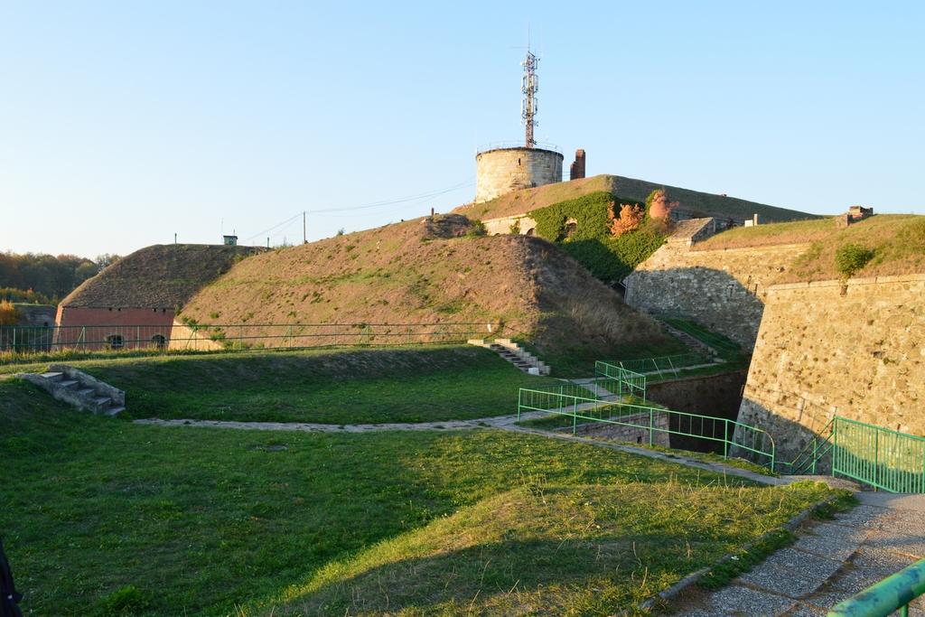 Niewątpliwie monumentalna architektura Twierdzy górująca nad miastem Kłodzkiem robi duże wrażenie, dlatego też chciałbym przybliżyć braciom trochę historii tej wspaniałej Twierdzy i zaprosić do jej