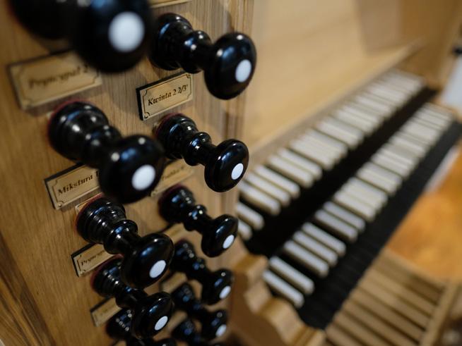 Przez ostatnich dwadzieścia kilka lat instrument w świątyni był elektroniczny, nagłaśniany kolumną głośnikową na chórze.