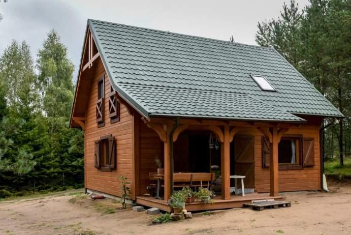 Na parterze mieści się: komfortowy salon z kuchnią, osobne pomieszczenie na gabinet lub pokój dla