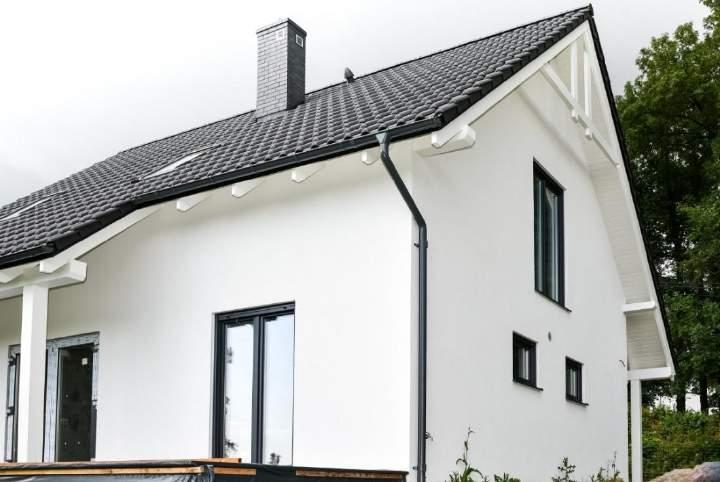 Na parterze znajduje się obszerny salon z aneksem kuchennym, toaletą i przytulnym