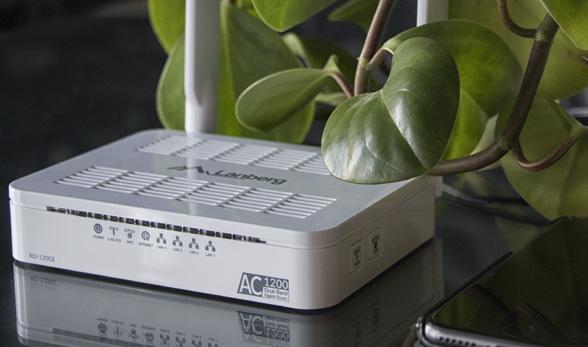 Router AC1200 RO-120GE Router AC1200 RO-120GE GWARANCJA SZYBKIEGO I STABILNEGO POŁĄCZENIA Dzięki wykorzystaniu popularnej technologii AC1200 oraz rozwiązań, zwiększających zasięg i stabilność sieci