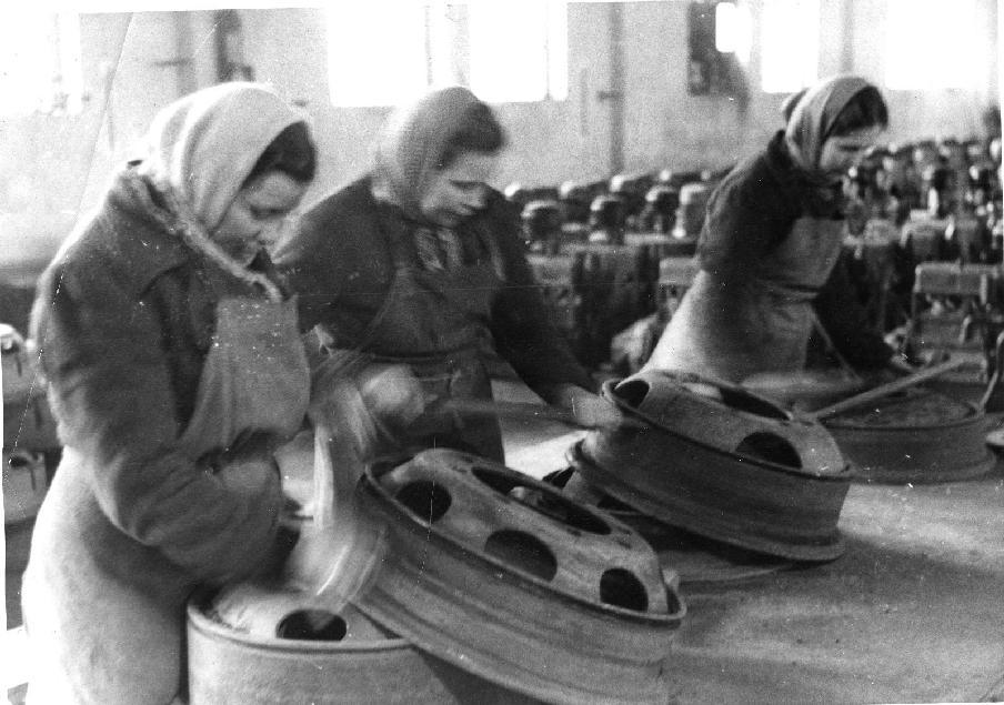 Robotnicy przymusowi Robotnice przymusowe ze Związku Radzieckiego pracujące w niemieckim przemyśle zbrojeniowym, 1945 r.