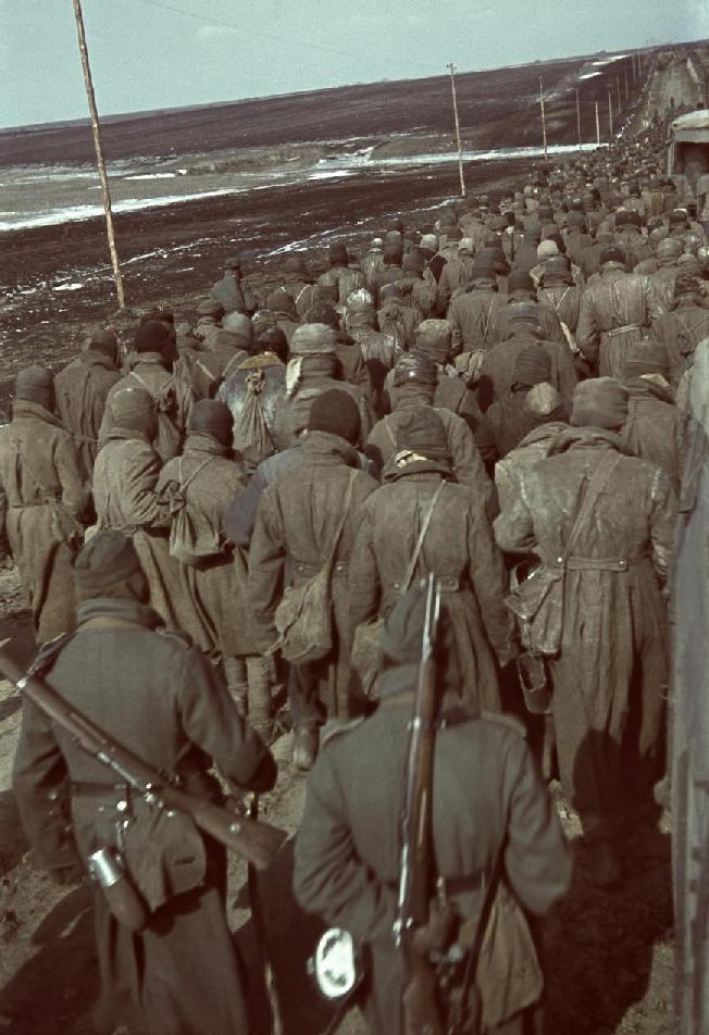 Jeńcy wojenni Zdjęcie przedstawiające radzieckich więźniów na drodze koło Charkowa, Ukraina pod okupacją niemiecką, lata 1941 1942. W Europie podczas wojny i po jej zakończeniu znajdowało się ok.