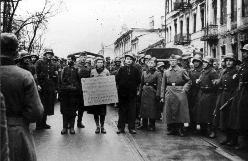 Cywilny i zbrojny ruch oporu Partyzanci przed egzekucją w Mińsku, Białoruś pod okupacją niemiecką, 26 października 1941 r.