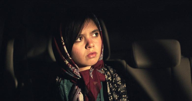 Marziyeh Rezai i Shahrzad Drugą bohaterką filmu jest debiutantka Marziyeh Rezaei, którą reżyser spotkał przypadkiem na ulicy i od razu nabrał przekonania, że młoda kobieta urodziła się właśnie do tej