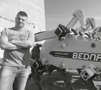 Quick-Change system to sprytny sposób na szybką wymianę zużytych dłut roboczych. Tylne wały kolczaste mogą być regulowane hydraulicznie, do lepszego operowania finalnym rozkruszeniem grudek.