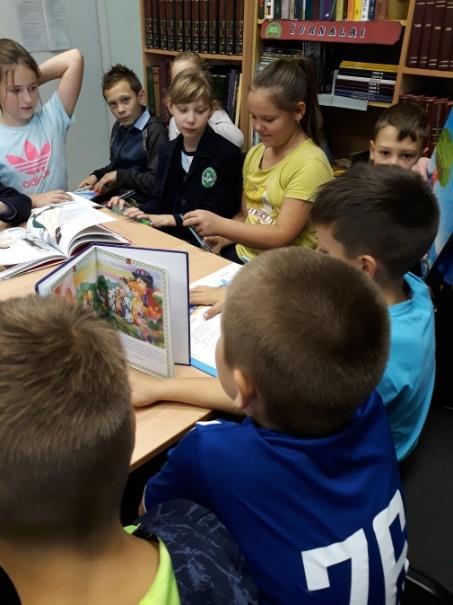 Po kilku minutach chodzenia, zauważyłam na górnych półkach dużo pięknych lalek.