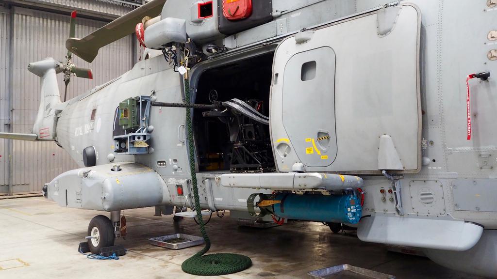 Szerokie boczne drzwi AW101 pozwalają na instalację wyciągarki, ale też stanowiska karabinu maszynowego. Fot. J.