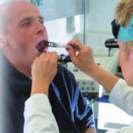 Metody rozpoznawania nowotworów głowy i szyi Badanie laryngologiczne badanie uszu, jamy nosowej, jamy ustnej i gardła. Badania nasofiberoskopem w którym oceniane są nos, gardło, krtań.