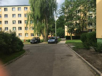 S14, zaś w kierunku wschodnim łączy się z ulicą Pomorską.