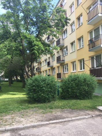 U zbiegu ulicy Moniuszki oraz Niecałej punkty usługowo-handlowe, oraz przy ulicy  Działka, na której posadowiony jest budynek z wycenianym lokalem ma