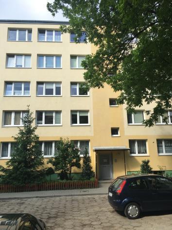 Budynek, w którym mieści się wyceniany lokal jest budynkiem V-kondygnacyjnym z klatkami wejściowymi od strony północno-wschodniej.
