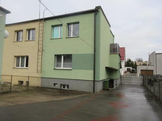 Posadzki betonowe obłożone w części mozaiką parkietową, częściowo wykładziną dywanową, wykładziną PCV i płytkami.