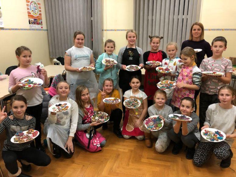 Mali cukiernicy z 4b Klasa 4b wraz z wychowawcą upiekli świąteczne pierniki.