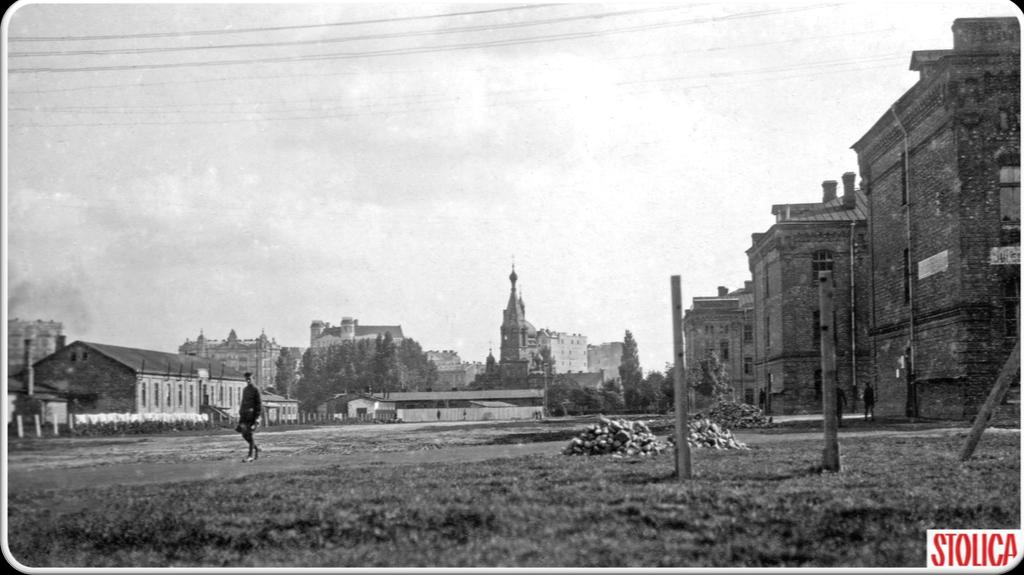 HISTORIA To zdjęcie wykonano w 1920 roku - w tle widoczny plac Unii Lubelskiej Pierwszy po prawej to bliźniaczy