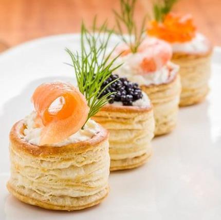 Finger foods Vol-au-vents (5 porcji na osobę): Vol-au-vent z ostrą pastą paprykową i delikatnym twarożkiem Vol-au-vent z pieczarkami duszonymi w śmietanie Vol-au-vent ze szpinakiem i wędzonym