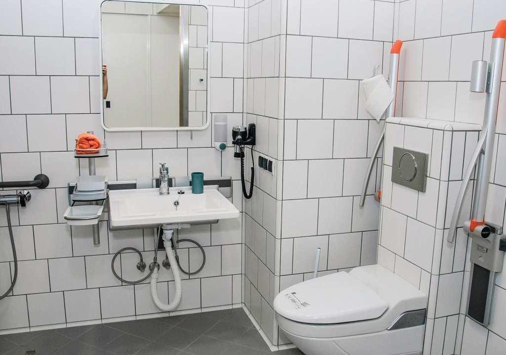 13 Łazienka wyposażenie dostosowane do potrzeb osób niepełnosprawnych.    Fot.