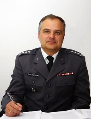 płk (rez.) dr Olaf Truszczyński Płk dr Olaf E. Truszczyński ukończył Wojskową Akademię Medyczną oraz Uniwersytet Łódzki - Wydział Filozoficzno- Historyczny (1984) w dziedzinie psychologii.