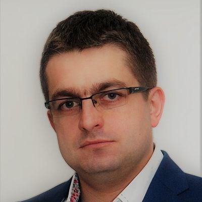 dr Piotr Czech Doktor nauk politycznych i absolwent Wydziału Transportu Politechniki Warszawskiej o specjalności sterowanie ruchem w transporcie lotniczym.
