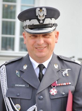 gen. bryg. (rez.) pil. dr inż. Tomasz Drewniak Generał Brygady pilot Tomasz Drewniak. Przez 30 lat służby w lotnictwie przeszedł wszystkie stanowiska od pilota do Inspektora Sił Powietrznych.
