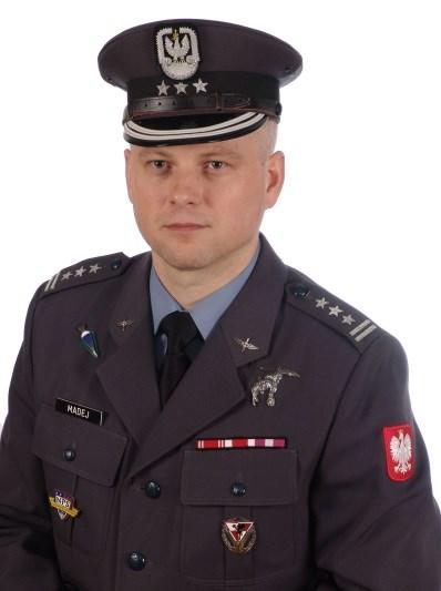 płk pil. dr inż. Konrad Madej Płk pil. dr inż. Konrad MADEJ jest absolwentem Wyższej Szkoły Oficerskiej Sił Powietrznych w Dęblinie.
