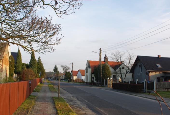 606, 1939-687 a 1942 r. wieś liczyła 693 mieszkańców. Wieś o układzie ulicówki, z regularną zabudową szczytową, rzadziej kalenicową, usytuowaną po obu stronach drogi.