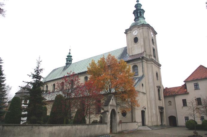 kruchtę, przybudówki przy wieży oraz podwyższono wieżę, usunięto tynki zewnętrzne i powiększono okna z wymianą luku półkolistego na ostry oraz wymieniono pokrycie dachu z gontu na łupek.