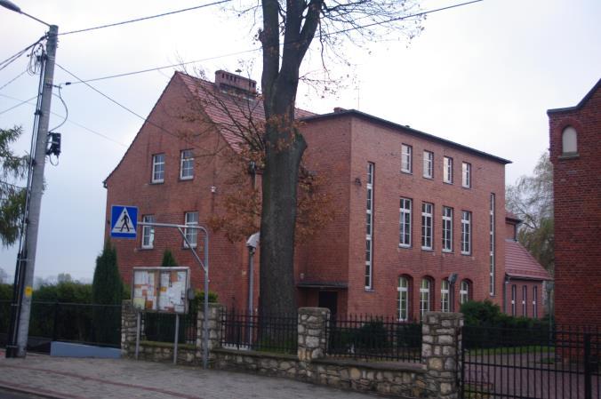 Kościuszki, gmachy szkół: murowany z czerwonej cegły