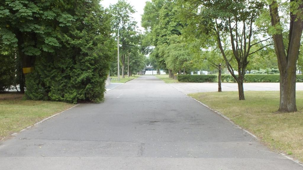 Mapy serwisu Google identyfikują ją jako przebiegającą przez plac apelowy CSŁiI i kończącą się na tzw. ścieżce generalskiej.