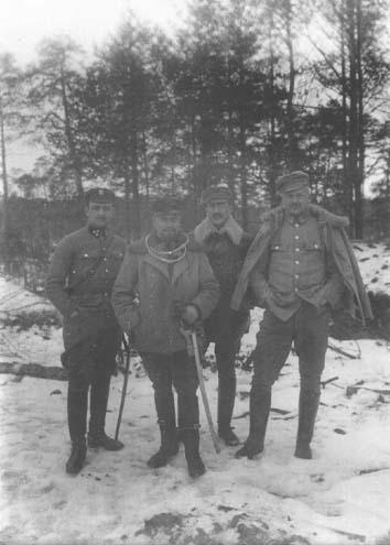 Rok 1916 - pierwszy z prawej 15 listopada 1918 roku powołany został na stanowisko szefa Oddziału II Łączności Sztabu Generalnego WP i równocześnie szefa Służby Łączności Wojska Polskiego.