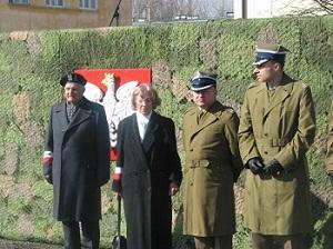 W ostatniej drodze Zmarłej, oprócz rodziny i najbliższych, towarzyszyli weterani wojny, poczty sztandarowe, żołnierze Wojska Polskiego, przedstawiciele władz państwowych i