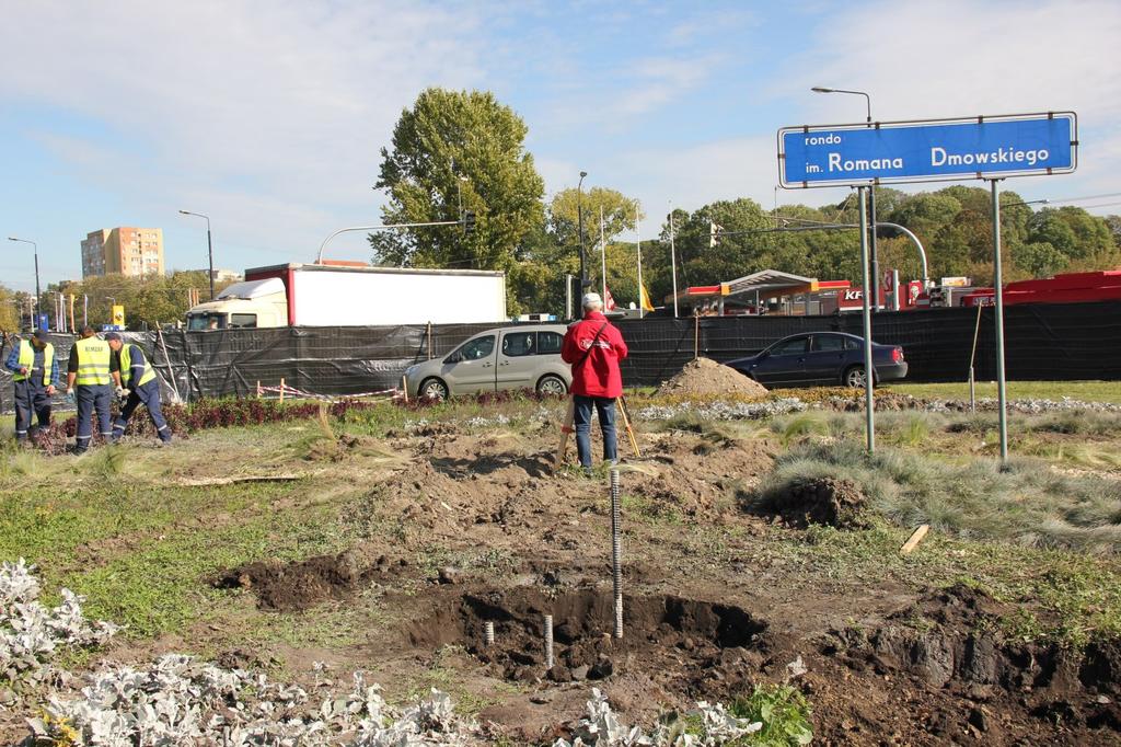 Budowa masztu w centrum Lublina cieszy się ogromnym poparciem społecznym, jednak sporadycznie pojawiają się skrajni przeciwnicy, którzy próbują deprecjonować zasadność całego przedsięwzięcia.